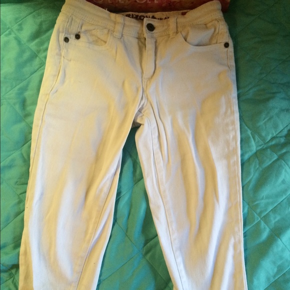 White crop pants