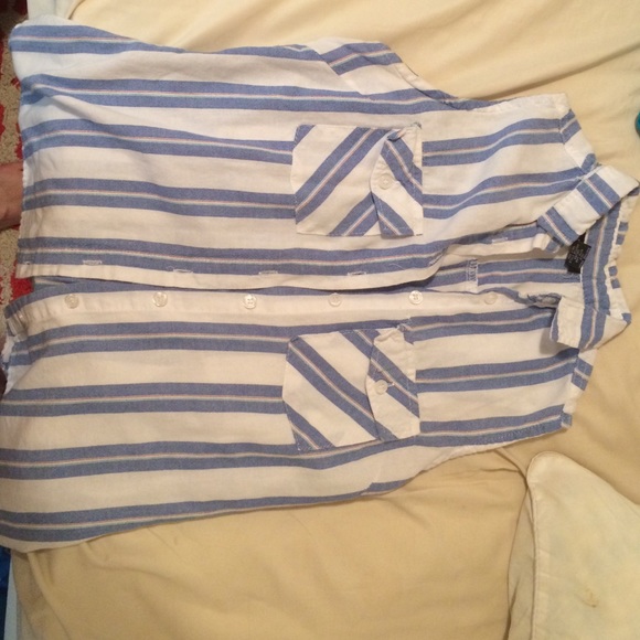 Collard sleeveless button up