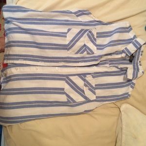 Collard sleeveless button up