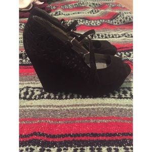 black wedges