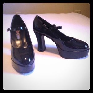 Fantasma black patent Mary Jane heels.