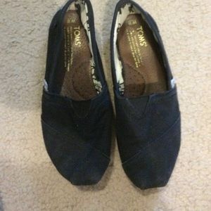 black TOMS