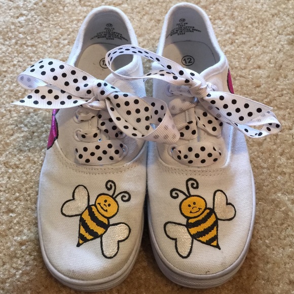 Girls white bee fun design sneakers W/ ribbon lace