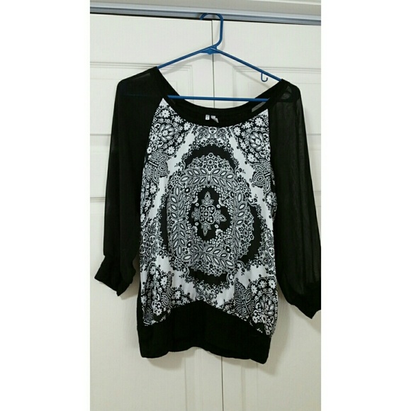 Beautiful Black/White Pattern Top