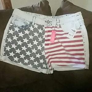 NWT CUTE AMERICAN FLAG SHORTS
