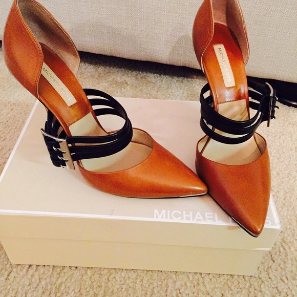 Ivanka Trump Pumps Flat Up to 90% off at Tradesy