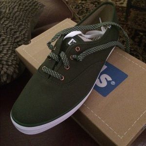 (On hold) BRAND NEW forest green keds