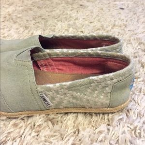 Light green TOMS