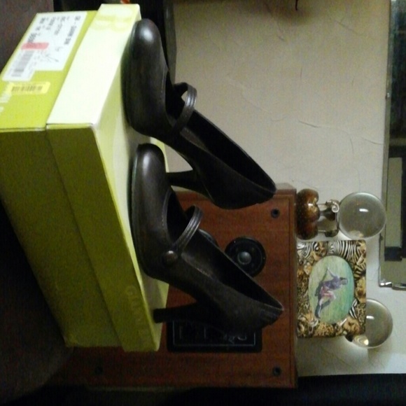 Dress shoes - Picture 1 of 3