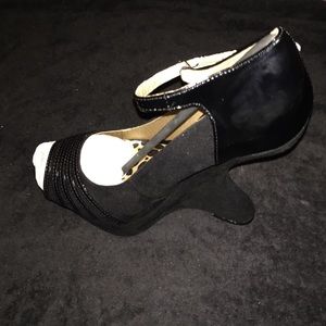 Black curved heel peep