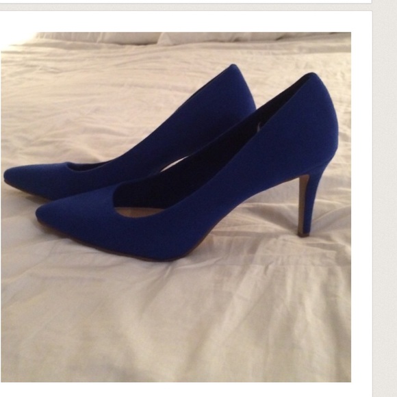 Old navy blue pumps