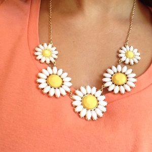 BRAND NEW NEVER WORN Daisy necklace