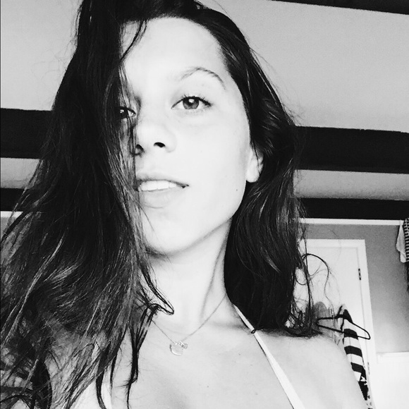 Meet Your Posher: Caroline! - Picture 2 of 2