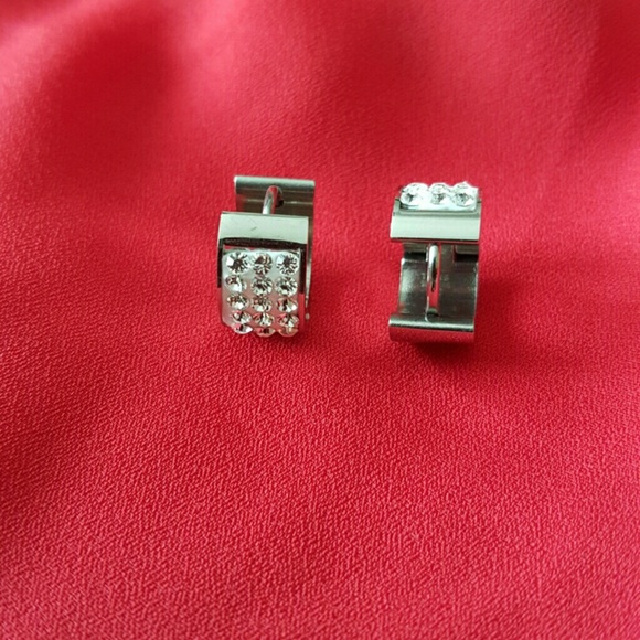 Silver earrings. smaller than a dime - Picture 1 of 2