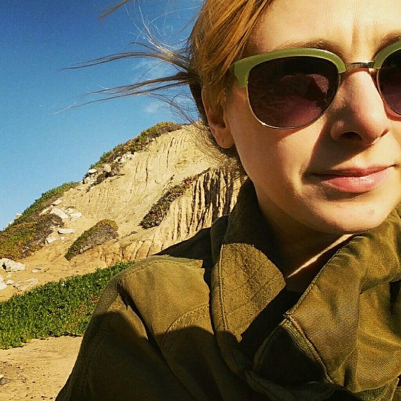 Meet your Posher, Caitlin - Picture 3 of 3