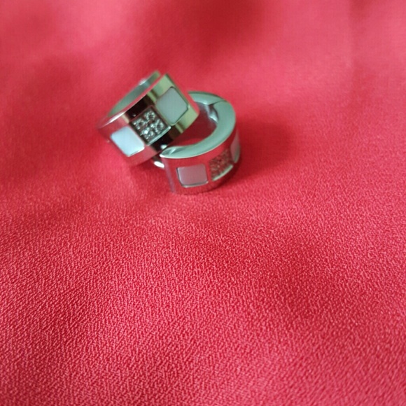 Round hoop earrings .smaller than a dime - Picture 1 of 2