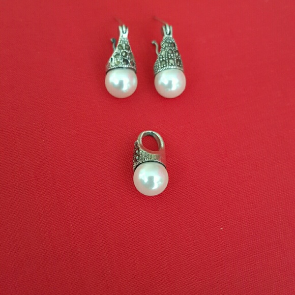 New Pearl earrings with charm - Picture 2 of 3