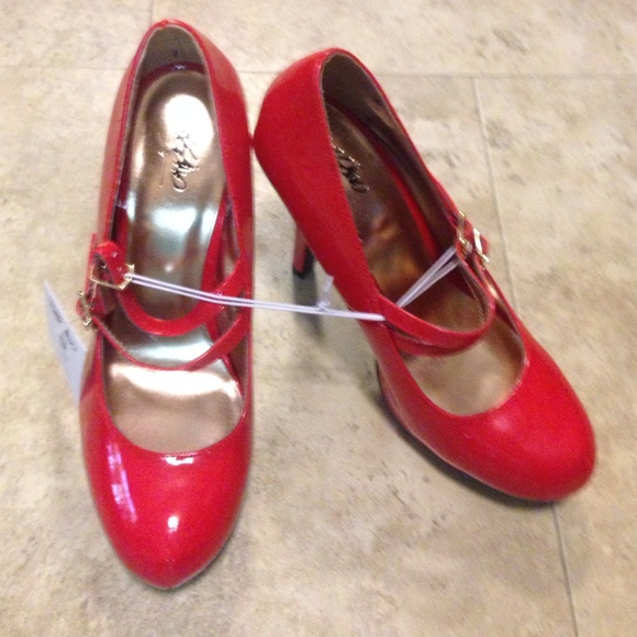NWT sz 9 red Mossimo heels