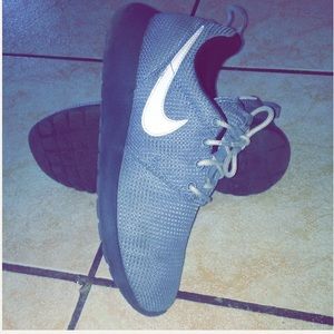 Nike roshe gray 5y