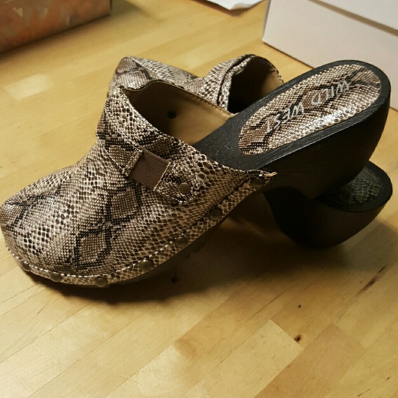 Snake Skin Clogs - Picture 2 of 3