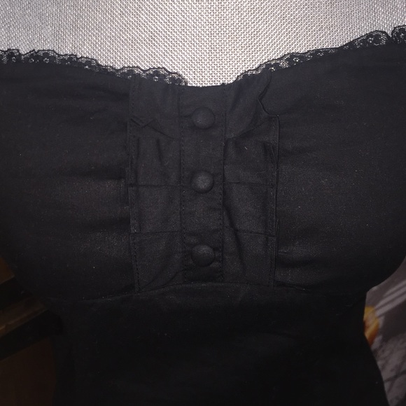Sleeveless blouse w/ zip-up back. - Picture 2 of 3