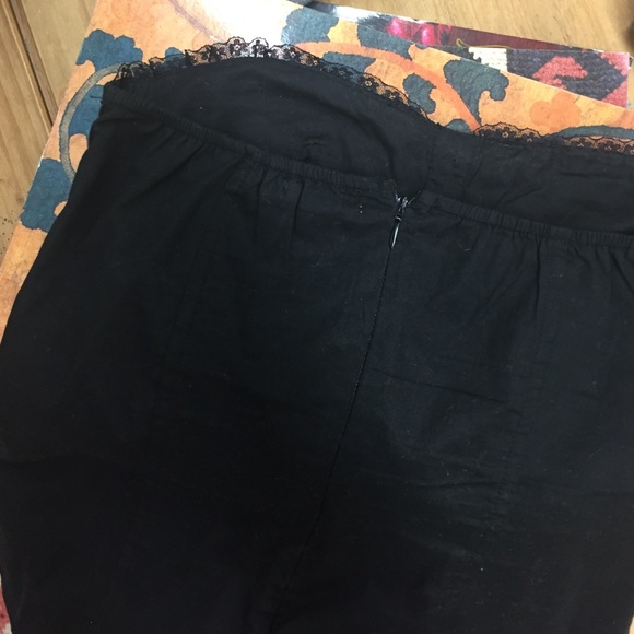 Sleeveless blouse w/ zip-up back. - Picture 3 of 3