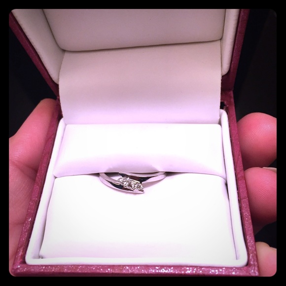 Silver ring with 3 small diamonds size 7