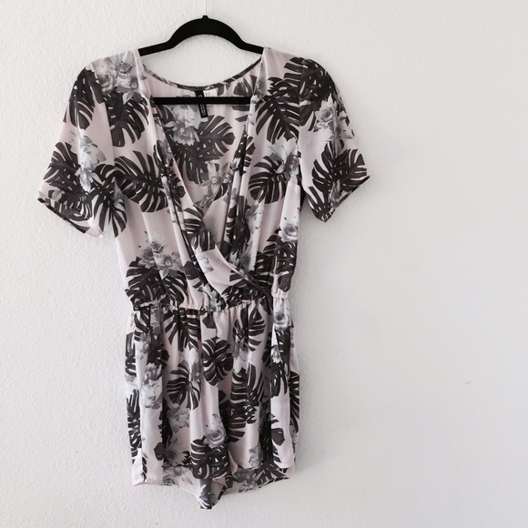H&M Palm Print Soft Pink Romper 💕
