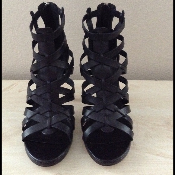 Steve Madden Shoes - 🎉HP🎉 STEVE MADDEN black leather gladiator sandal