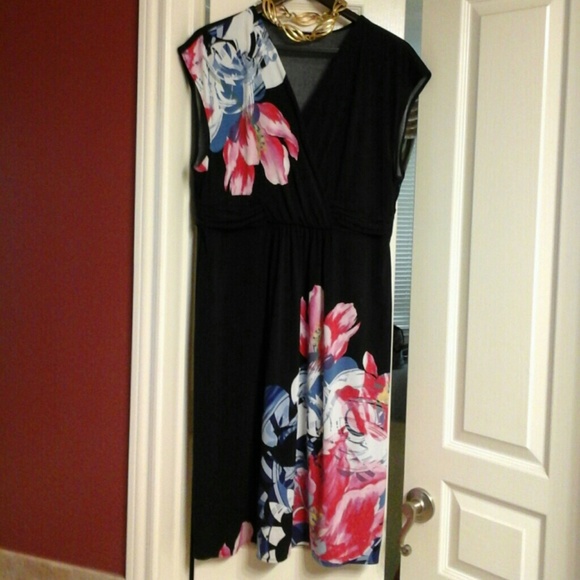 Outclasses in fresh blooms, Tahari dress🌸