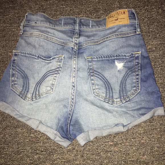 Cute Highwaisted Hollister Shorts - Picture 2 of 3