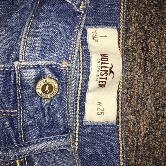 Cute Highwaisted Hollister Shorts - Picture 3 of 3