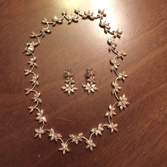 Beautiful earring and necklace set