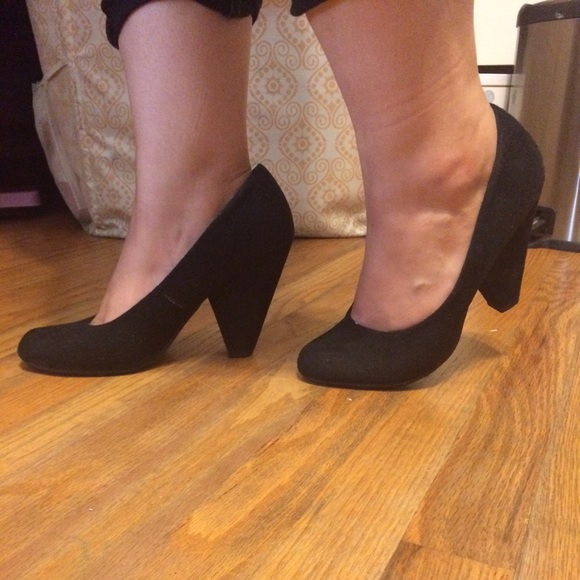 Black heels with a thicker heel