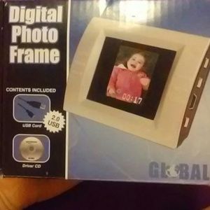 Digital photo frame