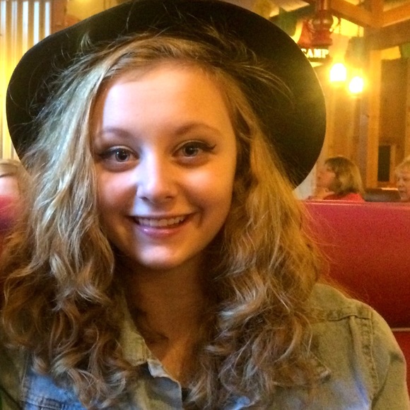 Meet Your Poshers, SaraBeth and Jill - Picture 4 of 4