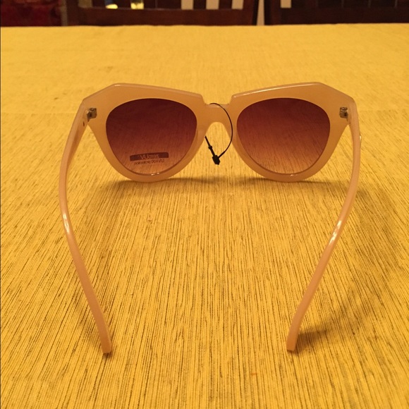 Modern Cat Eyewear - Picture 3 of 4