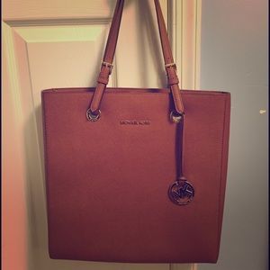 NWOT. Brown Michael Kors purse