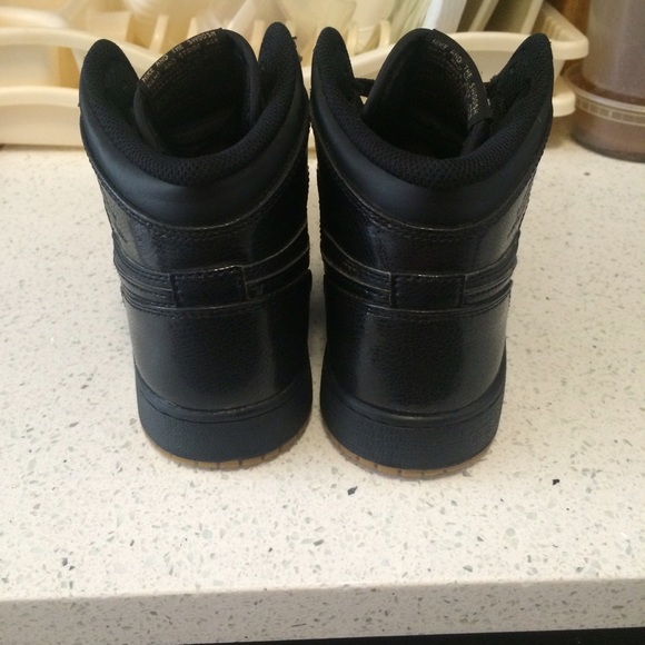 Air Jordan Retro 1s : (Gum Bottom) SIZE 6Y - Picture 3 of 4