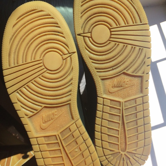 Air Jordan Retro 1s : (Gum Bottom) SIZE 6Y - Picture 4 of 4