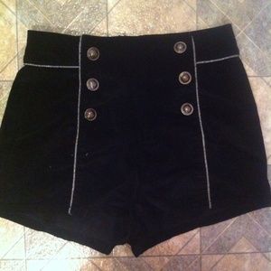 Velvety black high waists shorts