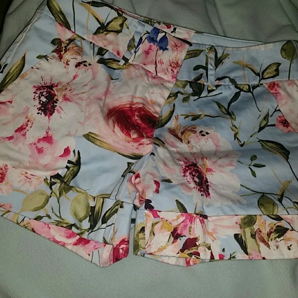 New York & Company floral shorts - Picture 2 of 3