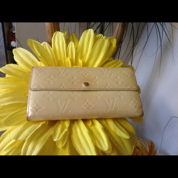 Authentic Louis Vuitton Vernis Sarah Wallet