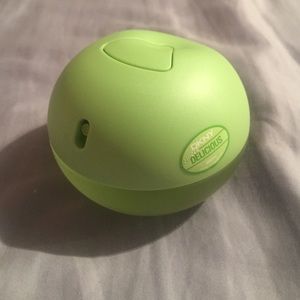 DKNY perfume. Used twice, I'm allergic ✨LOWEST!✨