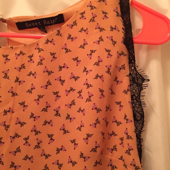 🌟 LAST CHANCE MAKE OFFR 🌟 Peach Floral Romper - Picture 2 of 4