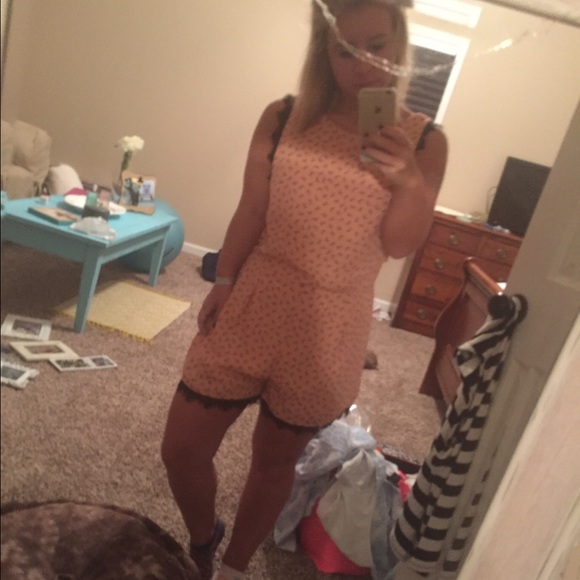 🌟 LAST CHANCE MAKE OFFR 🌟 Peach Floral Romper - Picture 4 of 4