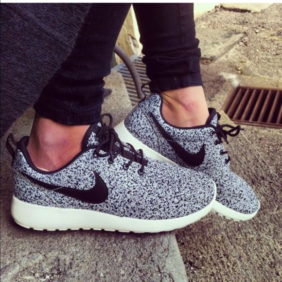 Looking for these exact NiKeS size 8 - Picture 1 of 1