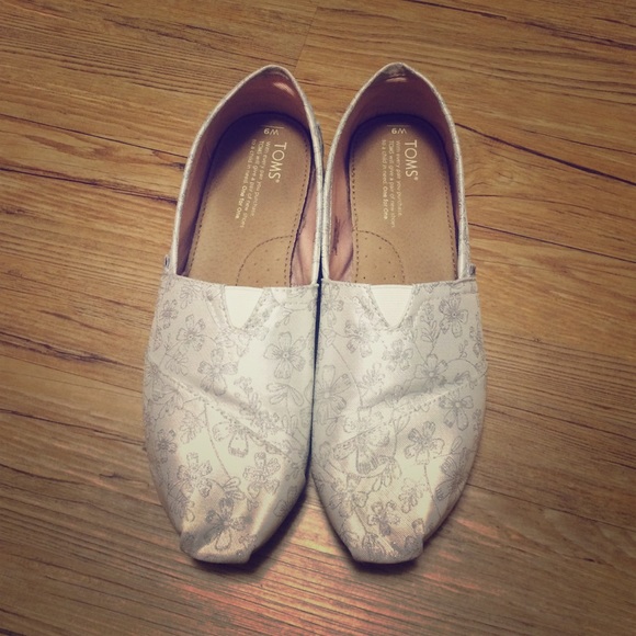 TOMS great condition