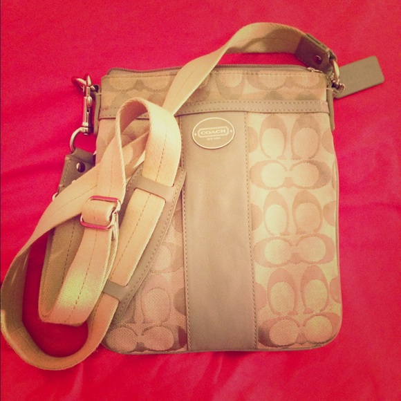 ⚠SOLD ON MERC🅰RI⚠️ Coach Canvas Crossbody Bag - Picture 1 of 4