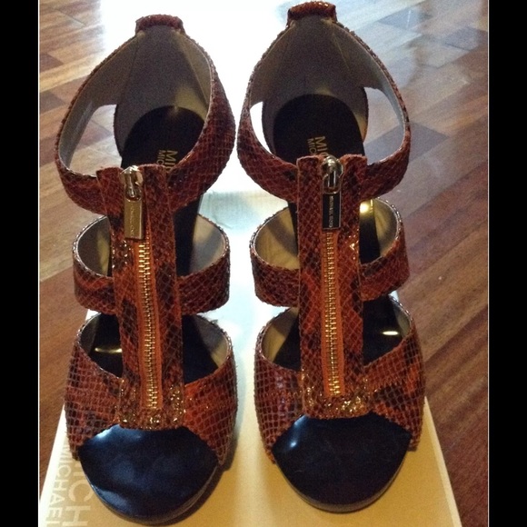 👠SOLD👠💯 AUTHENTIC  MICHAEL KORS PYTHON T-STRAP - Picture 1 of 4